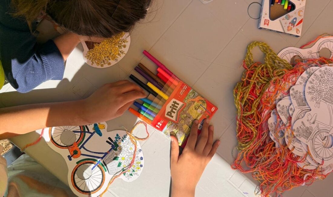 Bayraklı'dan Dikili'ye meydanlar kahkahayla doldu! Sihirbazlık, kukla şovları ve konserlerle