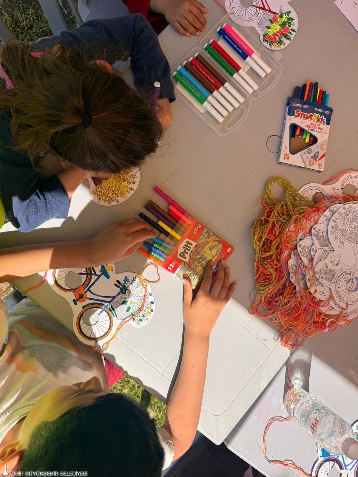 Bayraklı'dan Dikili'ye meydanlar kahkahayla doldu! Sihirbazlık, kukla şovları ve konserlerle