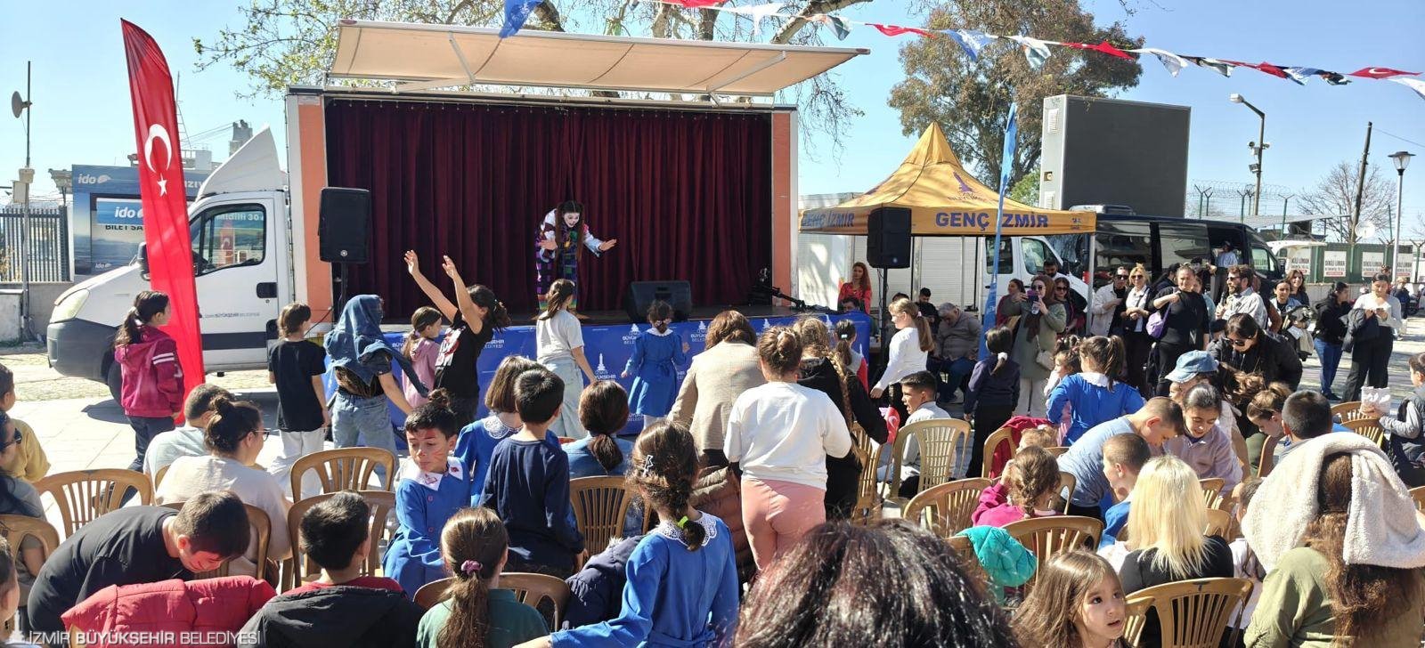 Gezici sahne ile 23 Nisan coşkusu kapıya geldi: İzmir'de adres 'Bayram Neşesi' 2 Gezici sahne ile 23 Nisan coşkusu kapıya geldi: İzmir'de adres 'Bayram Neşesi'