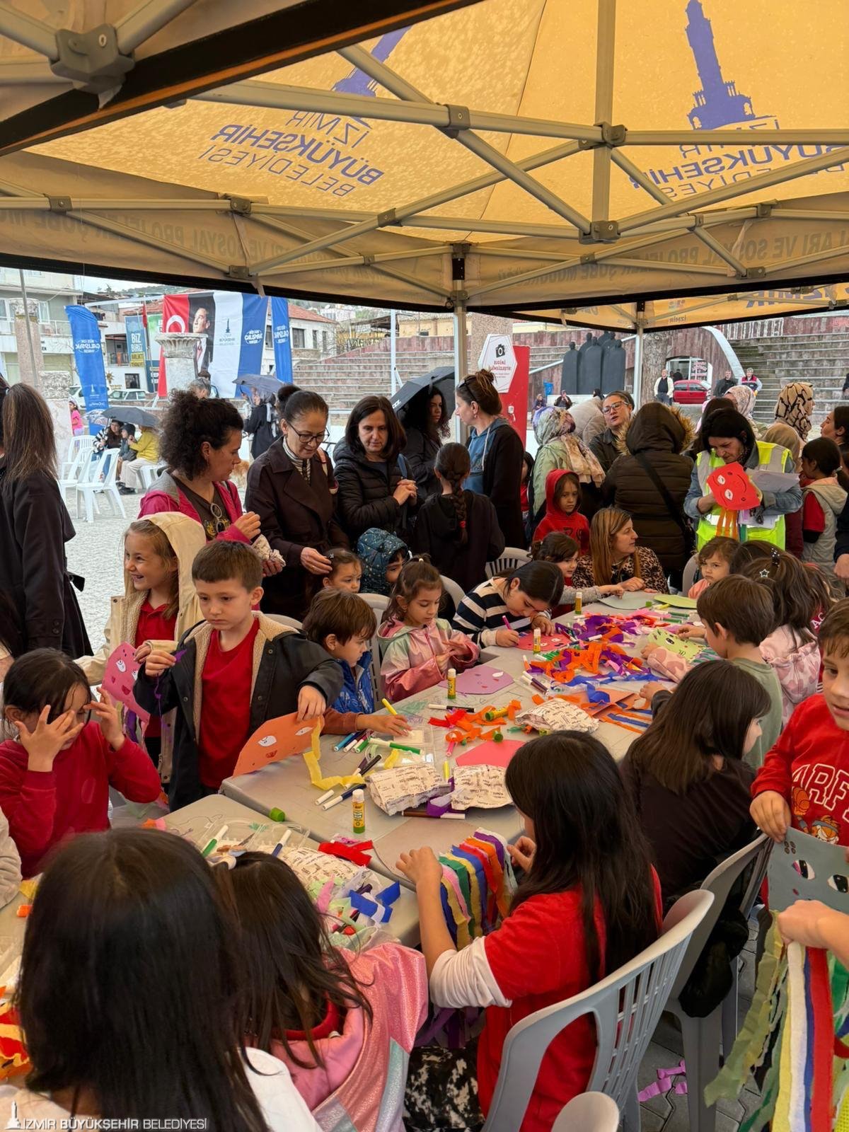Gezici sahne ile 23 Nisan coşkusu kapıya geldi: İzmir'de adres 'Bayram Neşesi' 1 Gezici sahne ile 23 Nisan coşkusu kapıya geldi: İzmir'de adres 'Bayram Neşesi'