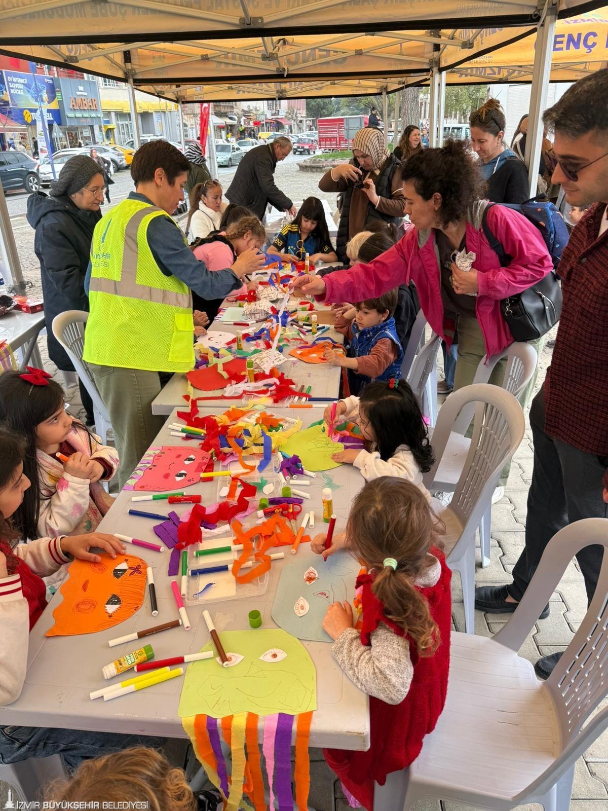 Gezici sahne ile 23 Nisan coşkusu kapıya geldi: İzmir'de adres 'Bayram Neşesi' 4 Gezici sahne ile 23 Nisan coşkusu kapıya geldi: İzmir'de adres 'Bayram Neşesi'