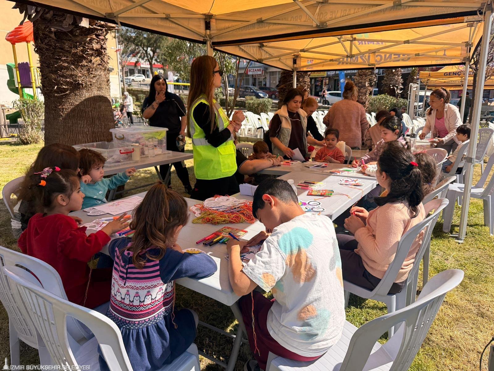 Gezici sahne ile 23 Nisan coşkusu kapıya geldi: İzmir'de adres 'Bayram Neşesi' 3 Gezici sahne ile 23 Nisan coşkusu kapıya geldi: İzmir'de adres 'Bayram Neşesi'