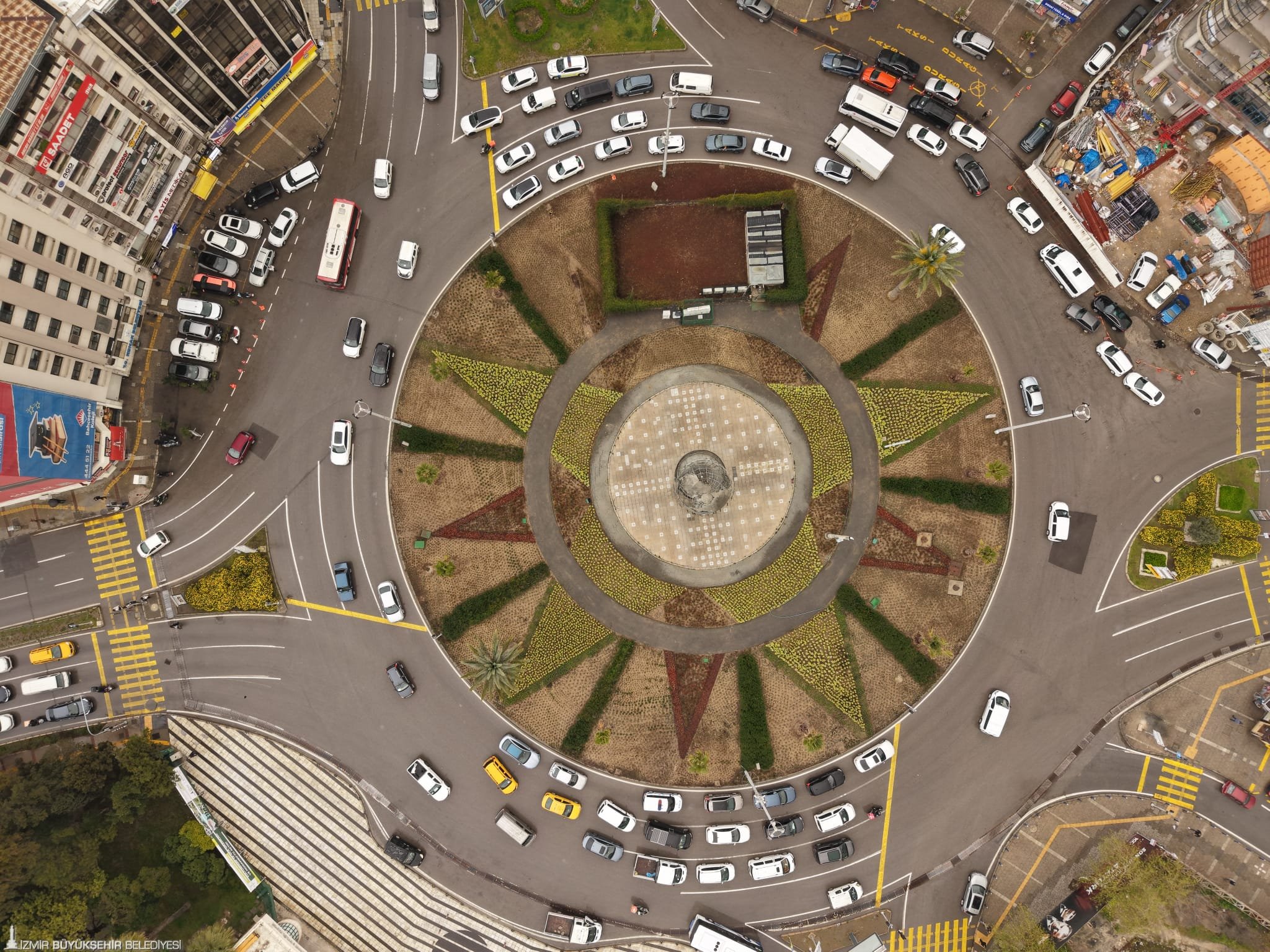 İzmir’in kalbi 9 Eylül Meydanı çiçek açtı: Yepyeni tasarım