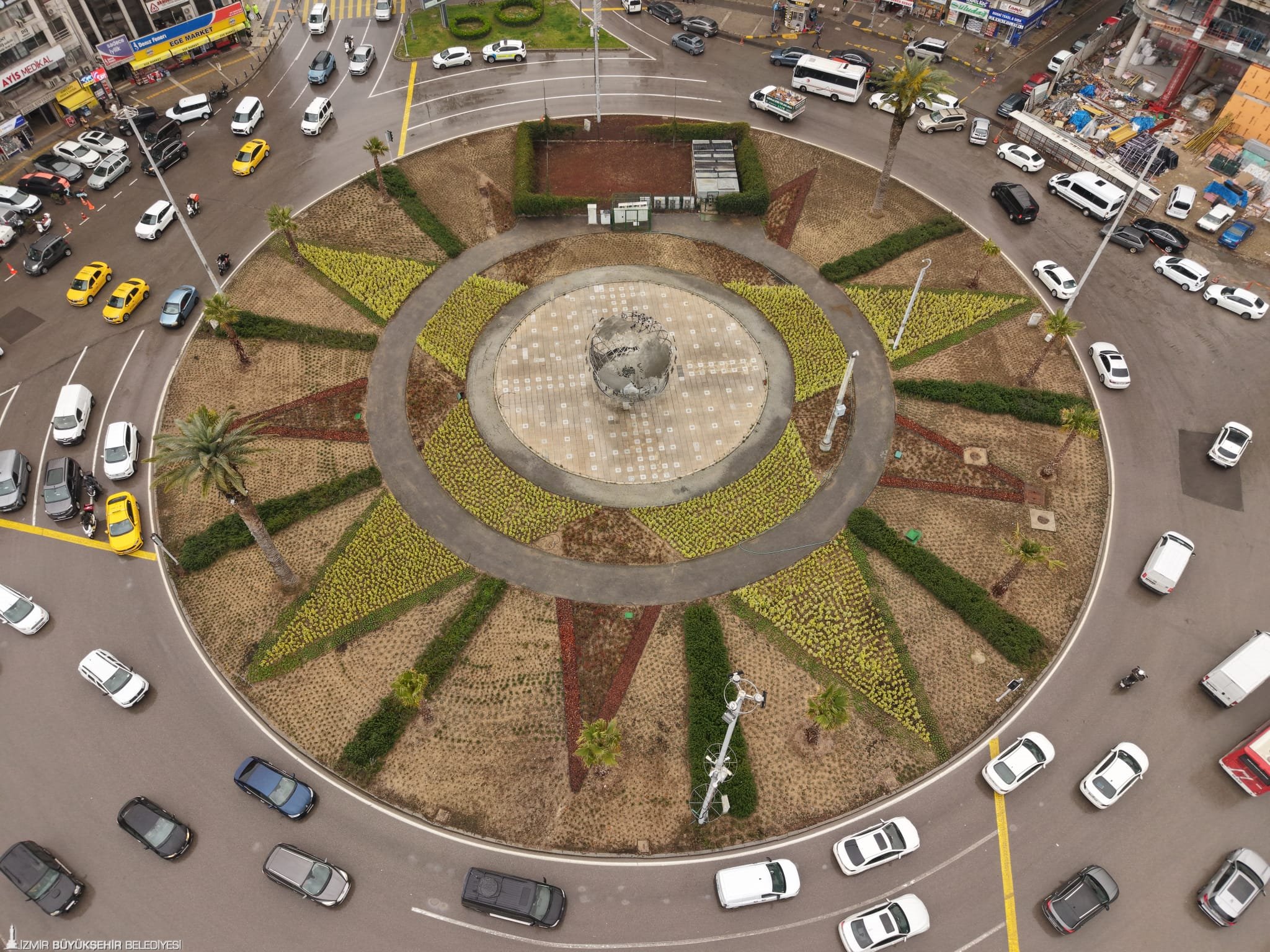 İzmir’in kalbi 9 Eylül Meydanı çiçek açtı: Yepyeni tasarım