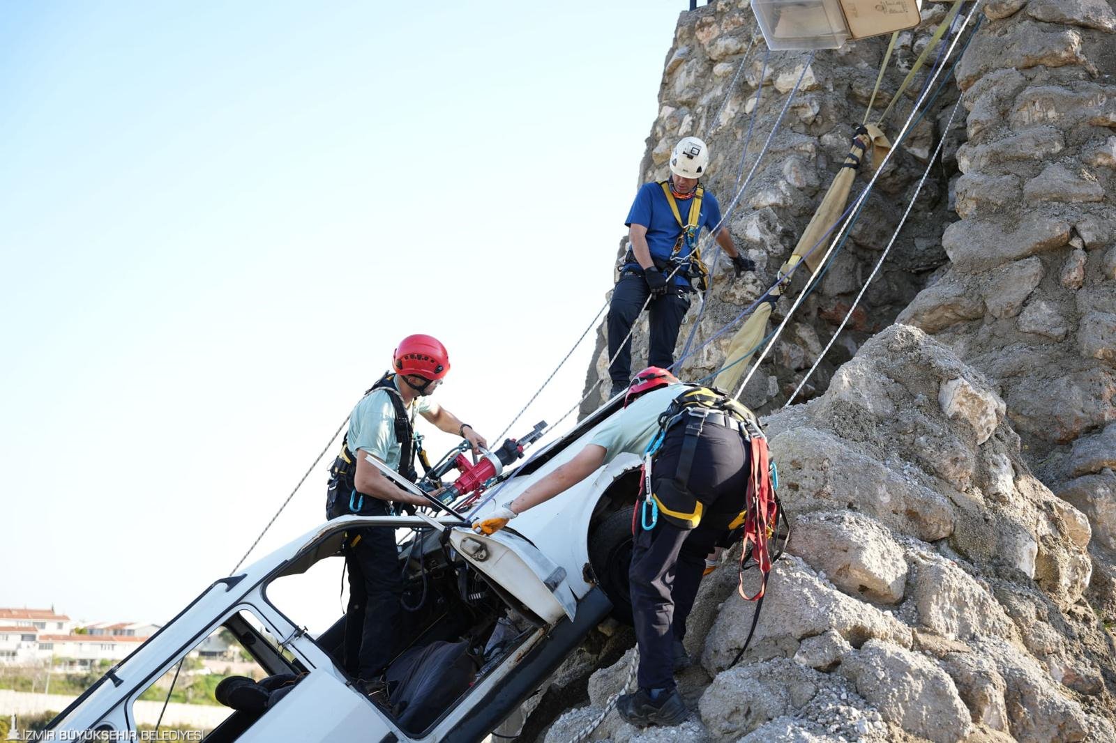 İzmir İtfaiyesi'ne 'Özel Kuvvet' disiplini: En zorlu senaryolara hazırlar 2 İzmir İtfaiyesi'ne 'Özel Kuvvet' disiplini: En zorlu senaryolara hazırlar
