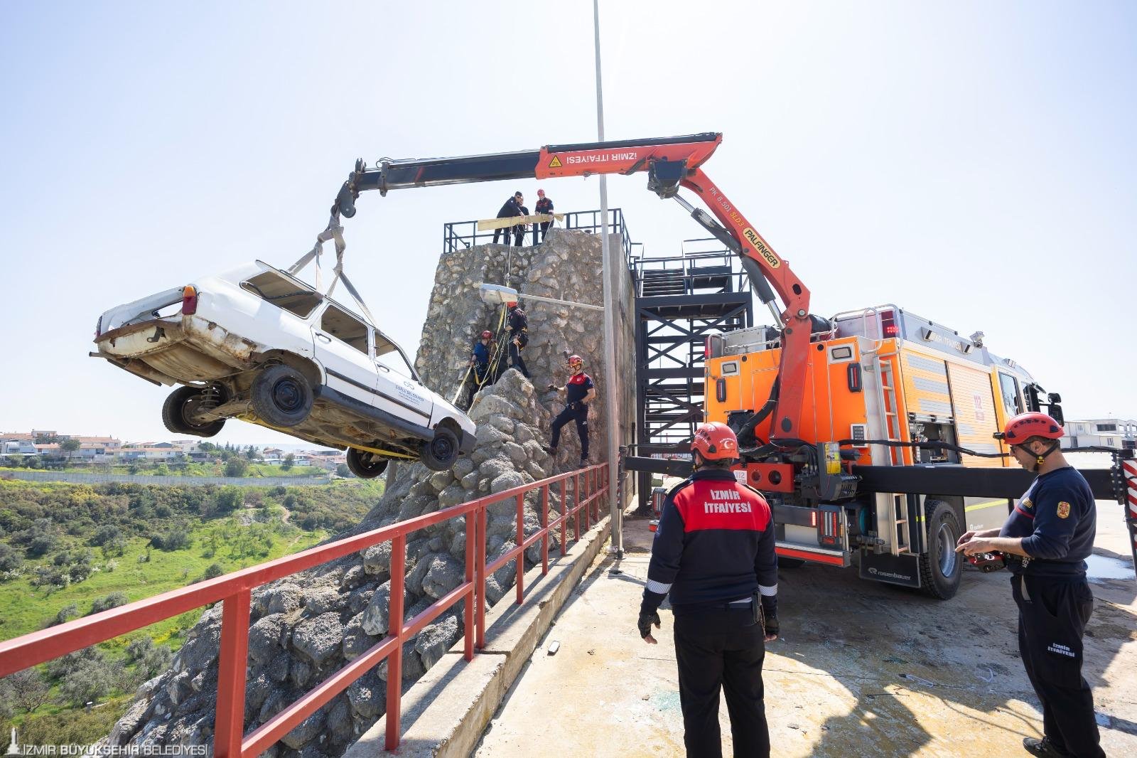 İzmir İtfaiyesi'ne 'Özel Kuvvet' disiplini: En zorlu senaryolara hazırlar 13 İzmir İtfaiyesi'ne 'Özel Kuvvet' disiplini: En zorlu senaryolara hazırlar