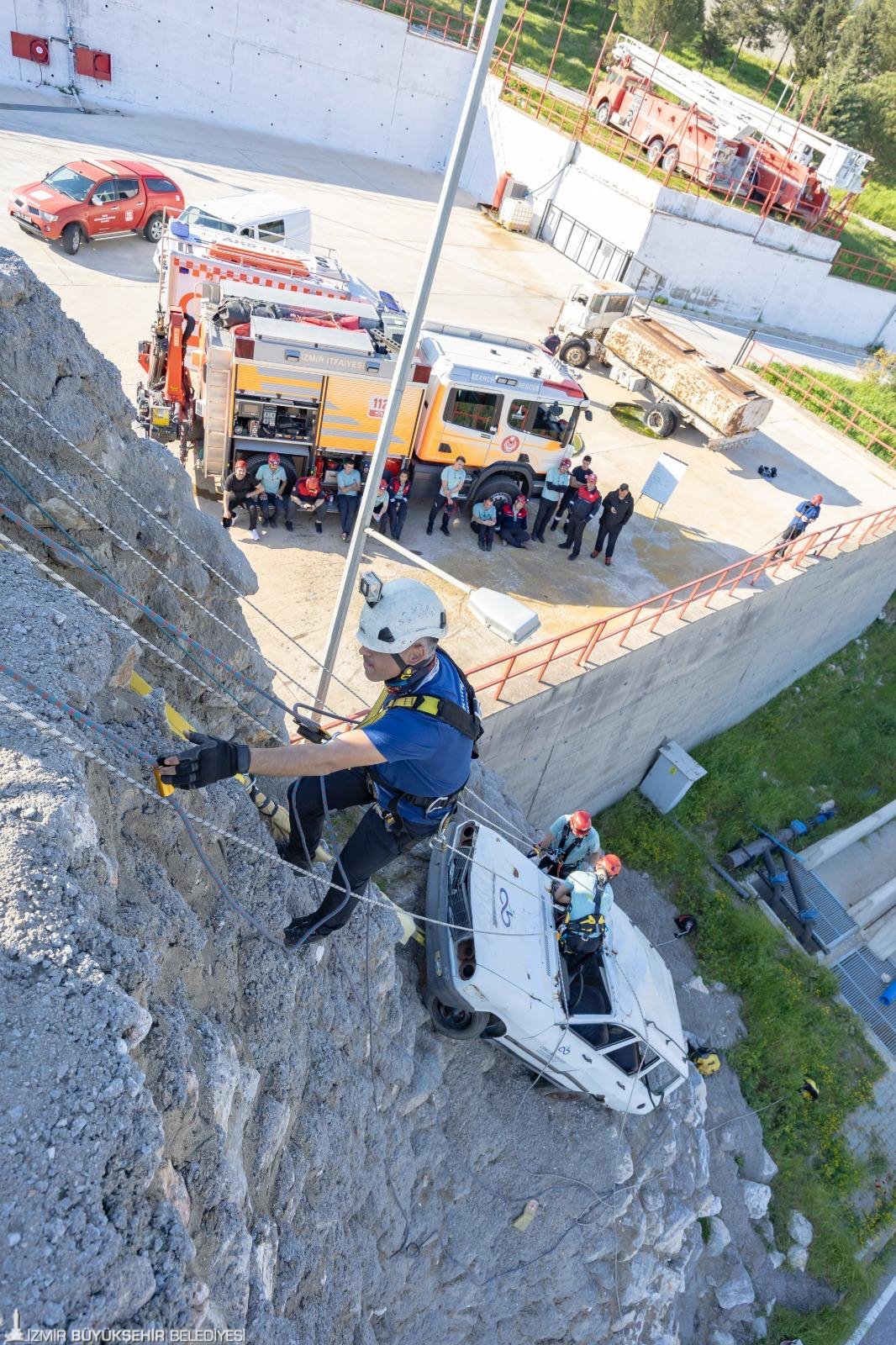 İzmir İtfaiyesi'ne 'Özel Kuvvet' disiplini: En zorlu senaryolara hazırlar 8 İzmir İtfaiyesi'ne 'Özel Kuvvet' disiplini: En zorlu senaryolara hazırlar