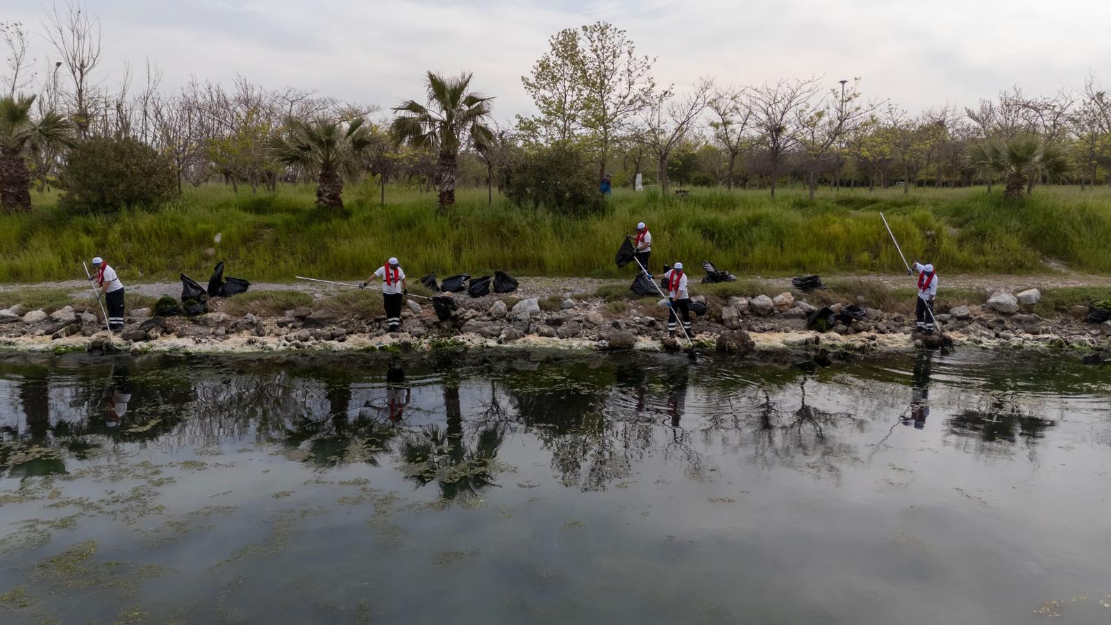 İZSU'dan Çakalburnu Lagünü'ne acil müdahale: 20 ton yosun bertaraf edildi