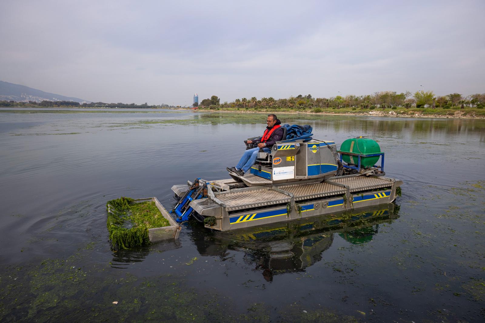 İZSU'dan Çakalburnu Lagünü'ne acil müdahale: 20 ton yosun bertaraf edildi