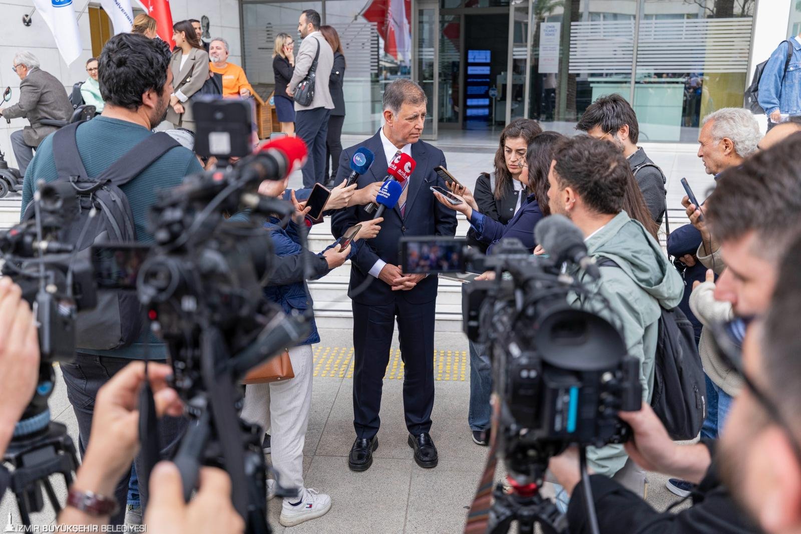 Başkan Tugay'dan İZSU kazası eleştirilerine sert yanıt: 'Hiç mi utanmanız yok; ayıptır ayıp'