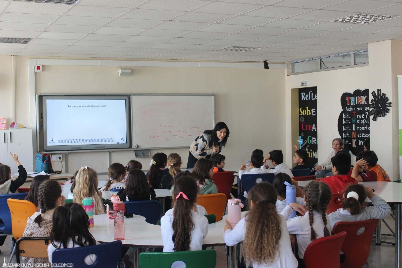 İzmir'in okullarında akran zorbalığı ve şiddete karşı nezaket eğitimi