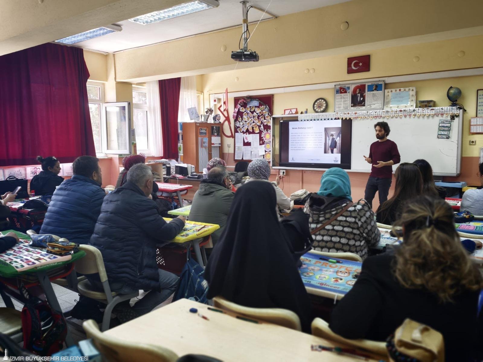 İzmir'in okullarında akran zorbalığı ve şiddete karşı nezaket eğitimi
