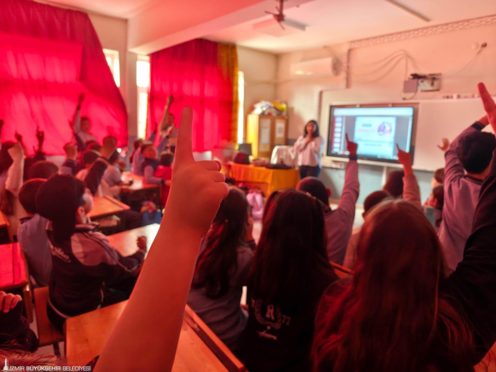 İzmir'in okullarında akran zorbalığı ve şiddete karşı nezaket eğitimi
