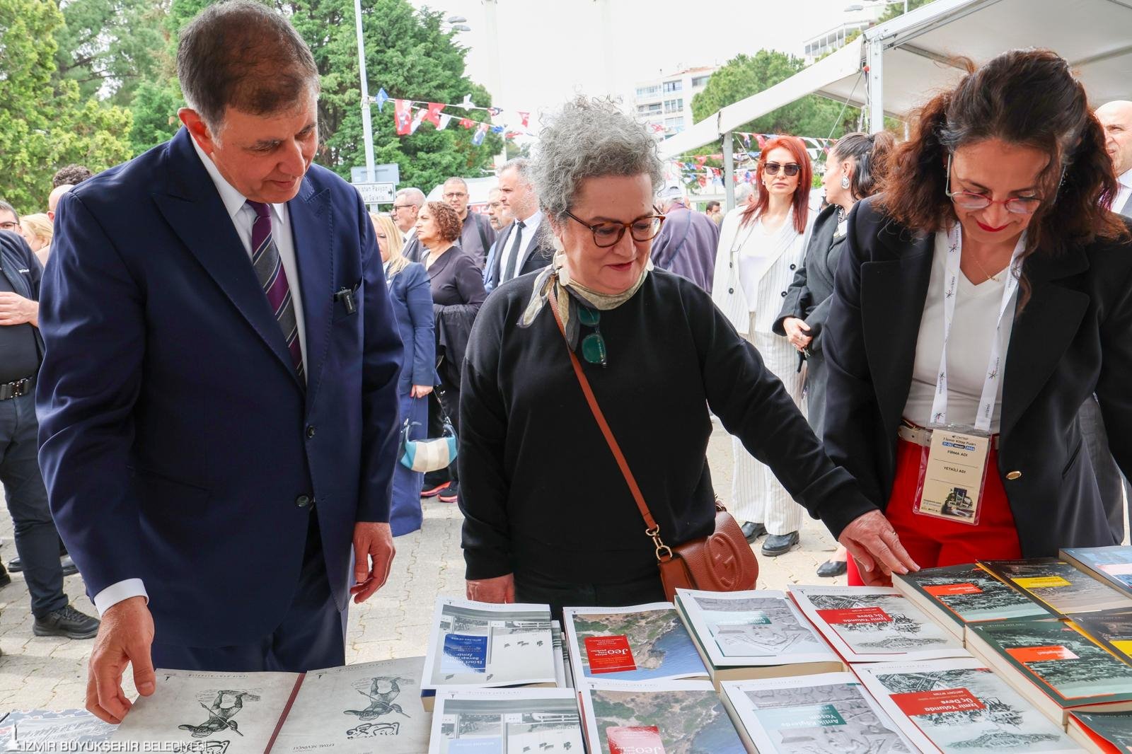 İzmir'in hafızası Kitap Fuarı'nda: Özel seçki İZKİTAP'ta okuyucuyla buluştu