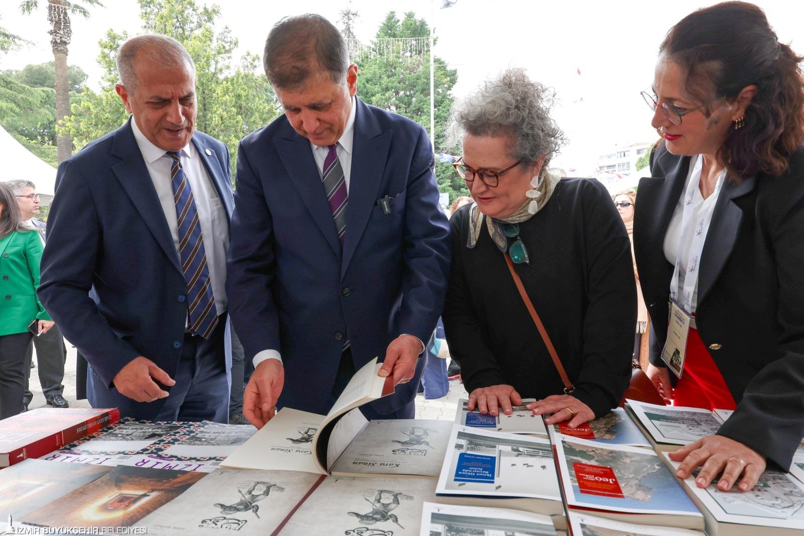 İzmir'in hafızası Kitap Fuarı'nda: Özel seçki İZKİTAP'ta okuyucuyla buluştu