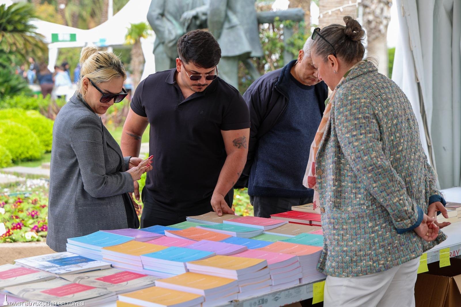 İzmir'in hafızası Kitap Fuarı'nda: Özel seçki İZKİTAP'ta okuyucuyla buluştu