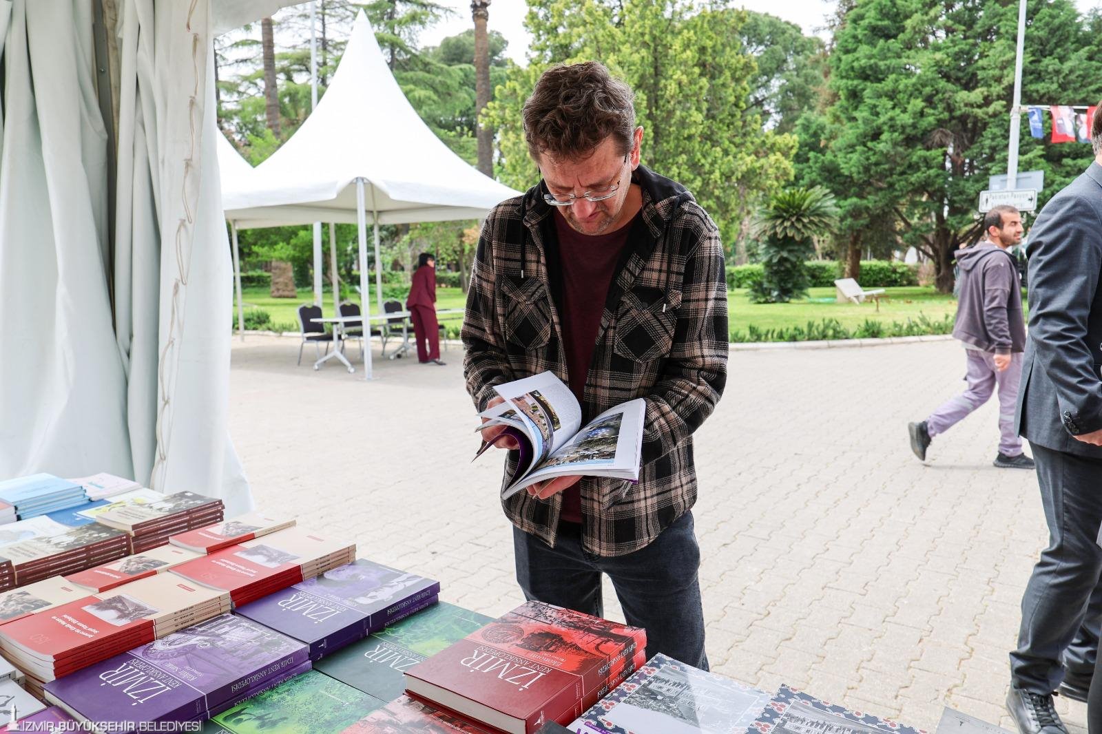 İzmir'in hafızası Kitap Fuarı'nda: Özel seçki İZKİTAP'ta okuyucuyla buluştu