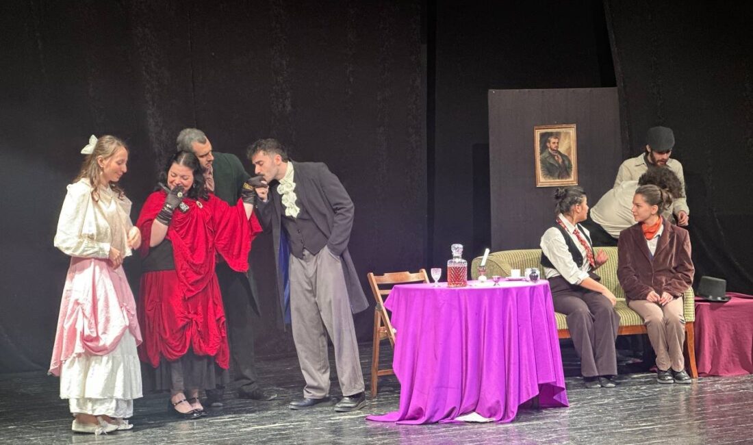 İzmir bu festivali alkışladı! 

Üç gün boyunca tiyatronun kalbi Güzelyalı'da