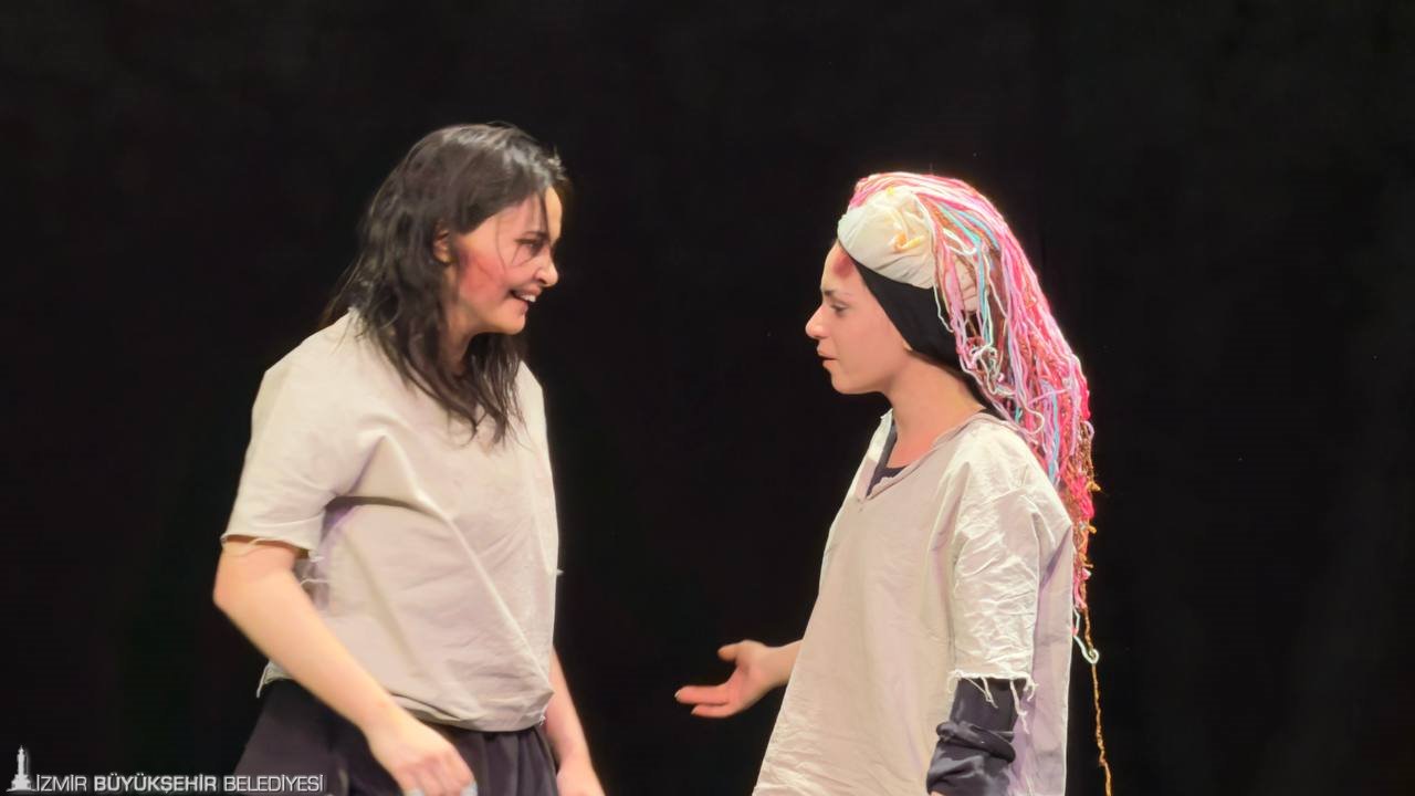 Üniversiteliler tiyatroda buluştu: İzmir bu festivali alkışladı