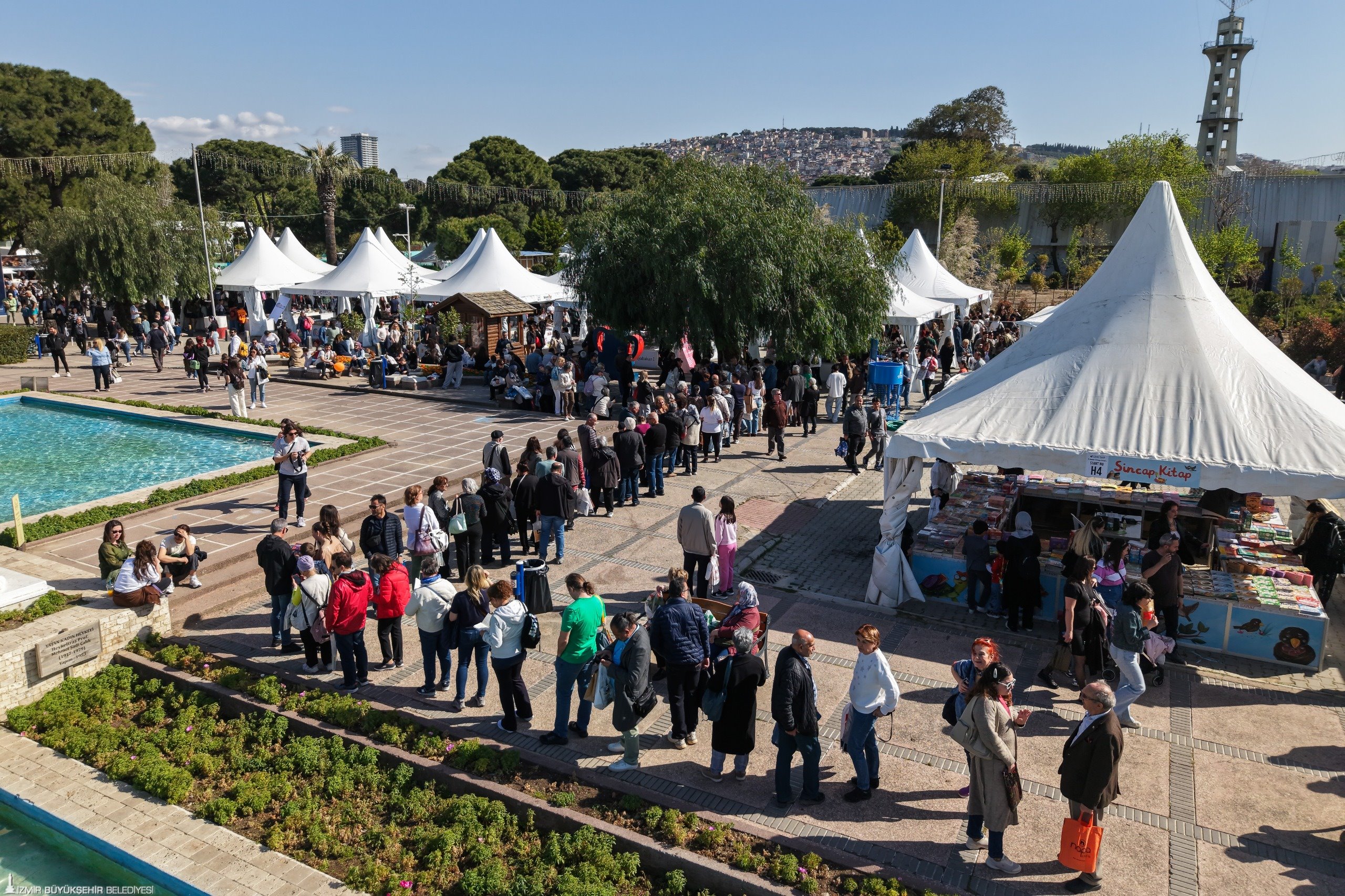 İzmirliler İZKİTAP’a akın etti: Askıda Kitap ve ücretsiz etkinliklere yoğun ilgi