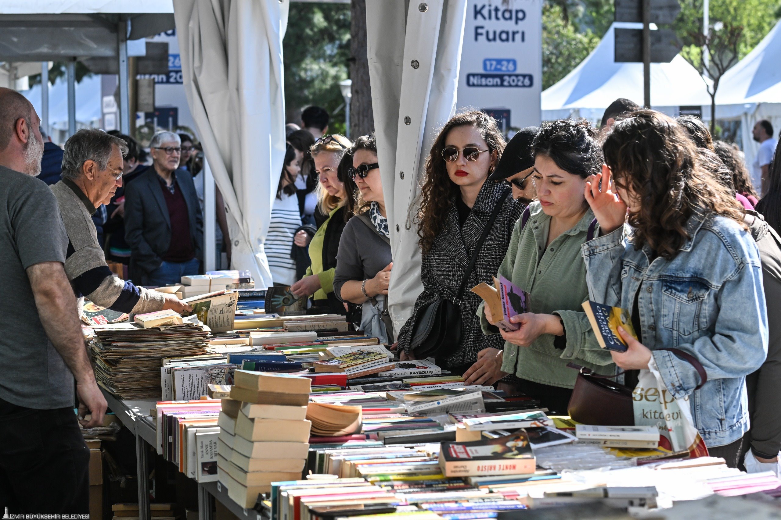 İzmirliler İZKİTAP’a akın etti: Askıda Kitap ve ücretsiz etkinliklere yoğun ilgi