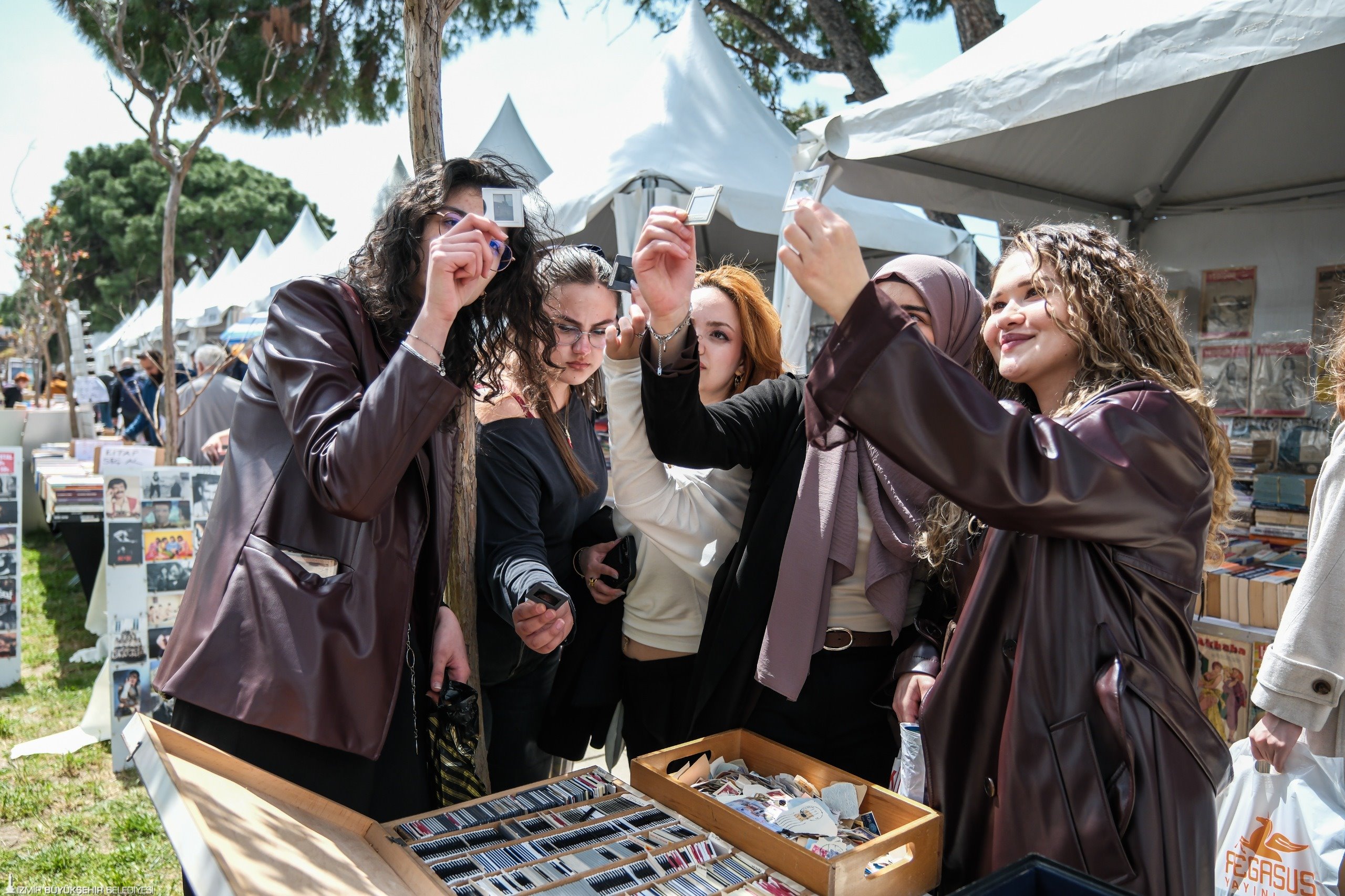 İzmirliler İZKİTAP’a akın etti: Askıda Kitap ve ücretsiz etkinliklere yoğun ilgi