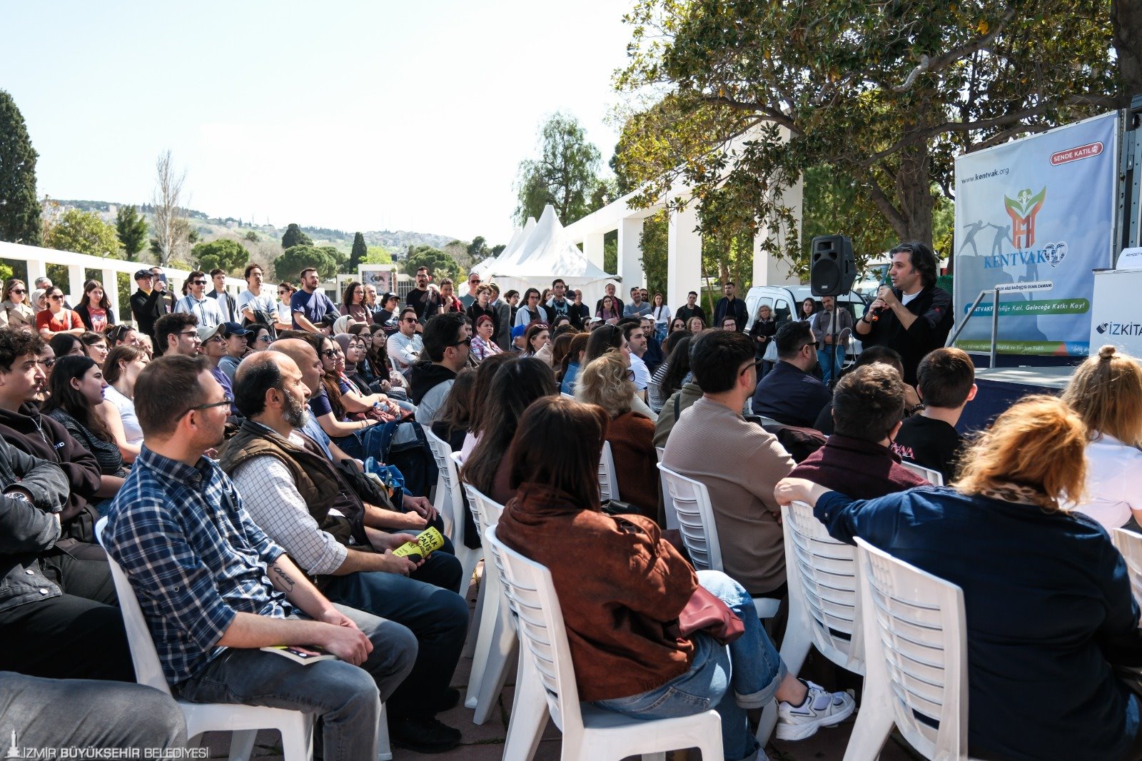 İzmirliler İZKİTAP’a akın etti: Askıda Kitap ve ücretsiz etkinliklere yoğun ilgi