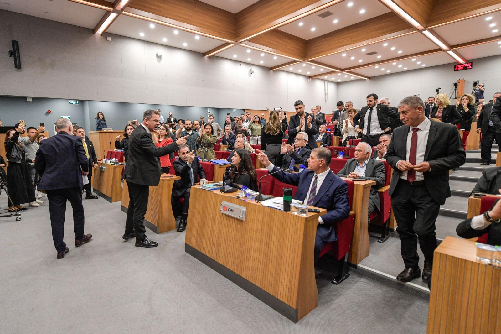 İzmir Meclisi'nde arbede: Yeterlilik önergesi sonrası yumruklar havada uçuştu
