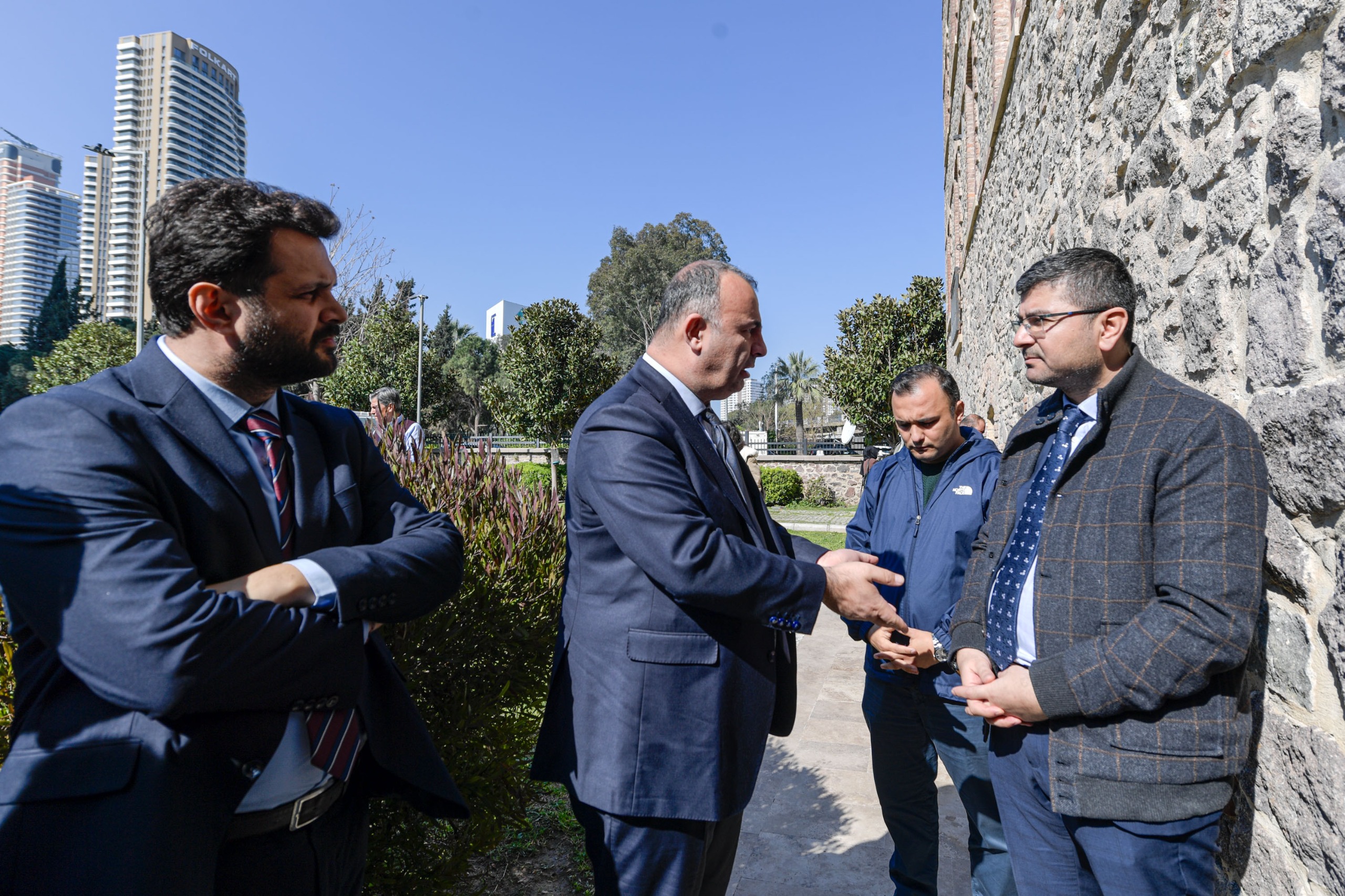 Meslek Fabrikası’nın abluka altına alınmasına tepki: “Ne muradınız varsa Elektrik Fabrikası’nda yapalım”