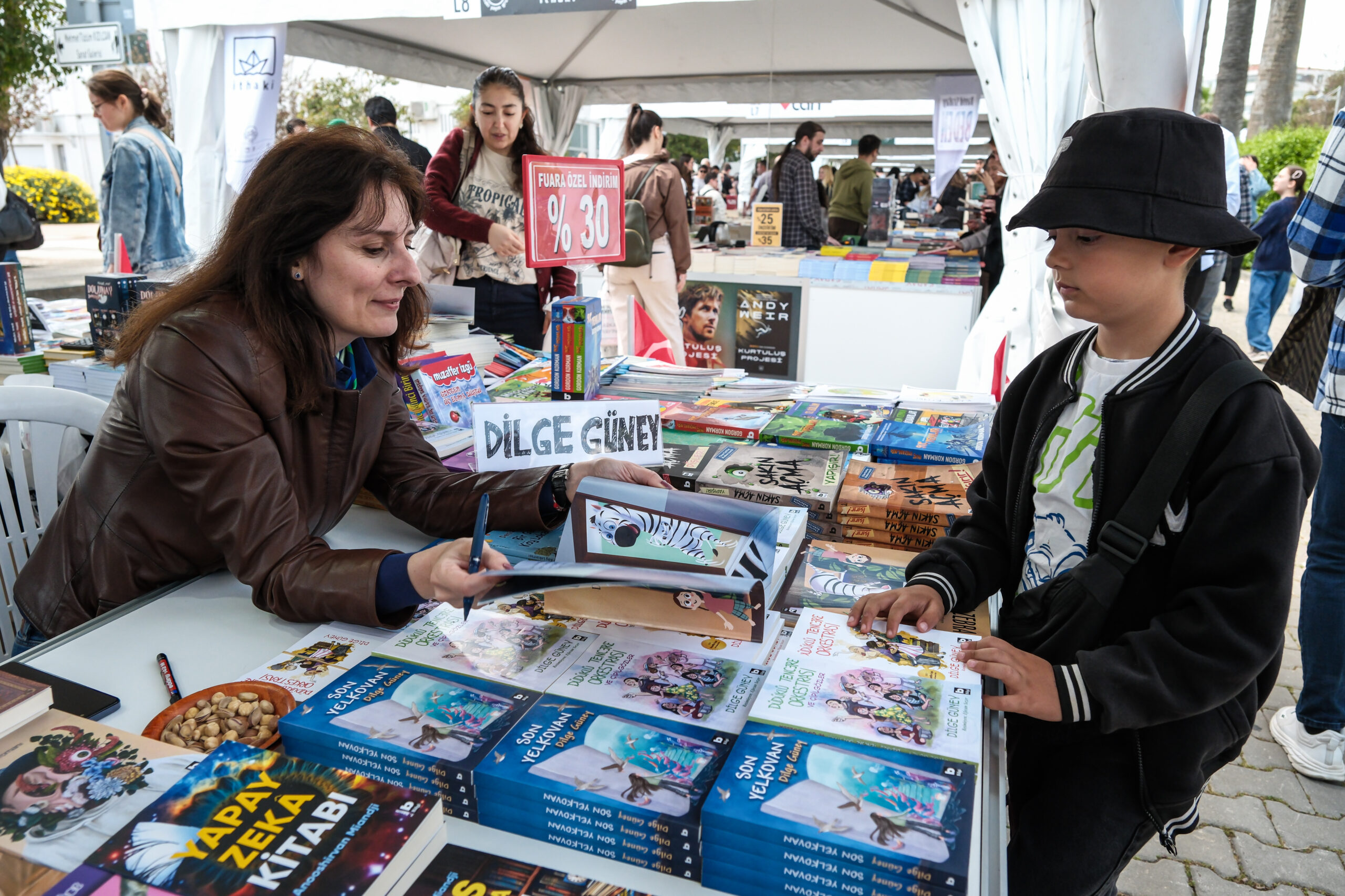 İZKİTAP’ta edebiyatla dolu hafta sonu: Kültürpark’ta yazarlar ve okurlar buluştu!