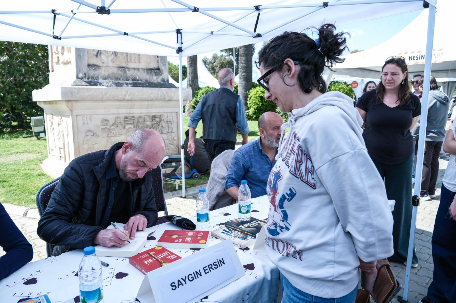 İZKİTAP’ta edebiyatla dolu hafta sonu: Kültürpark’ta yazarlar ve okurlar buluştu!