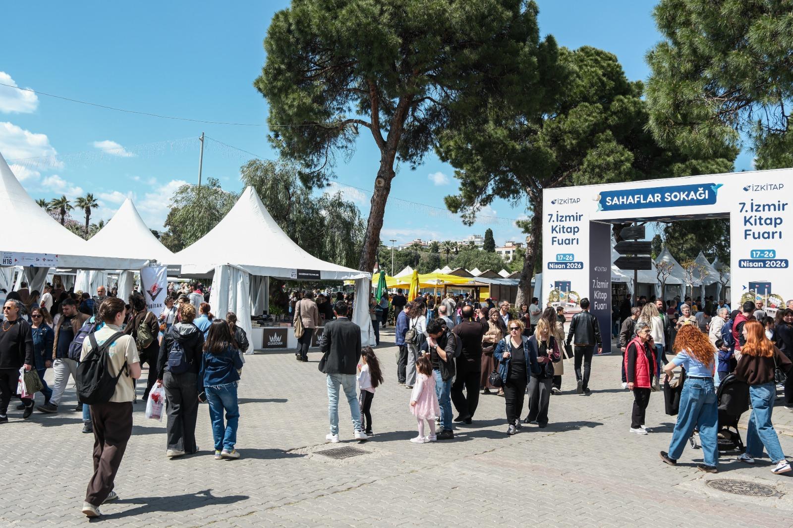 İZKİTAP’ta edebiyatla dolu hafta sonu: Kültürpark’ta yazarlar ve okurlar buluştu!