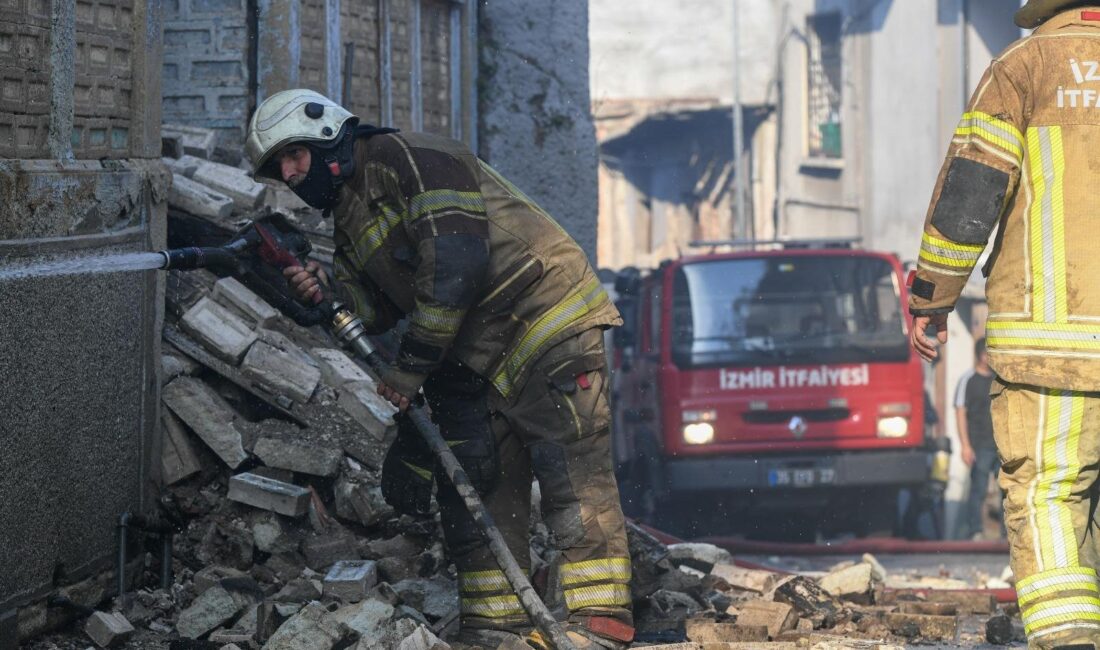 Konak’ta bitişik nizamdaki binalar arasında çıkan yangın, İzmir Büyükşehir İtfaiyesi’nin