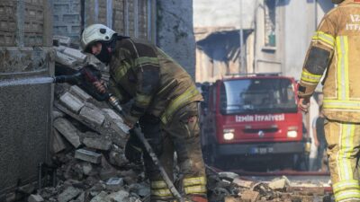 Konak’ta bitişik nizamdaki binalar arasında çıkan yangın, İzmir Büyükşehir İtfaiyesi’nin