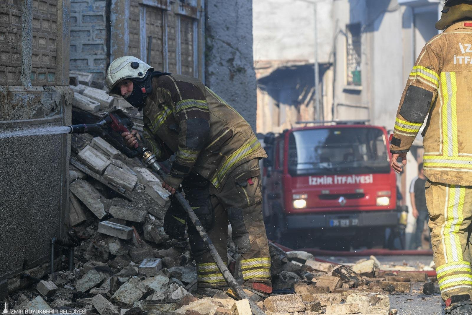 Konak’ta korkutan bina yangını: İzmir İtfaiyesi'nden hızlı müdahale