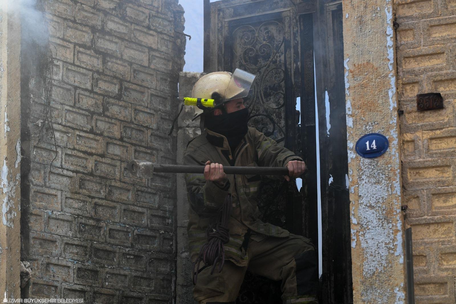 Konak’ta korkutan bina yangını: İzmir İtfaiyesi'nden hızlı müdahale