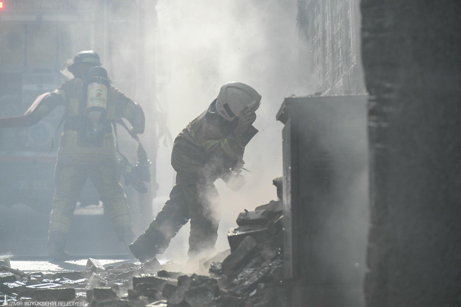 Konak’ta korkutan bina yangını: İzmir İtfaiyesi'nden hızlı müdahale