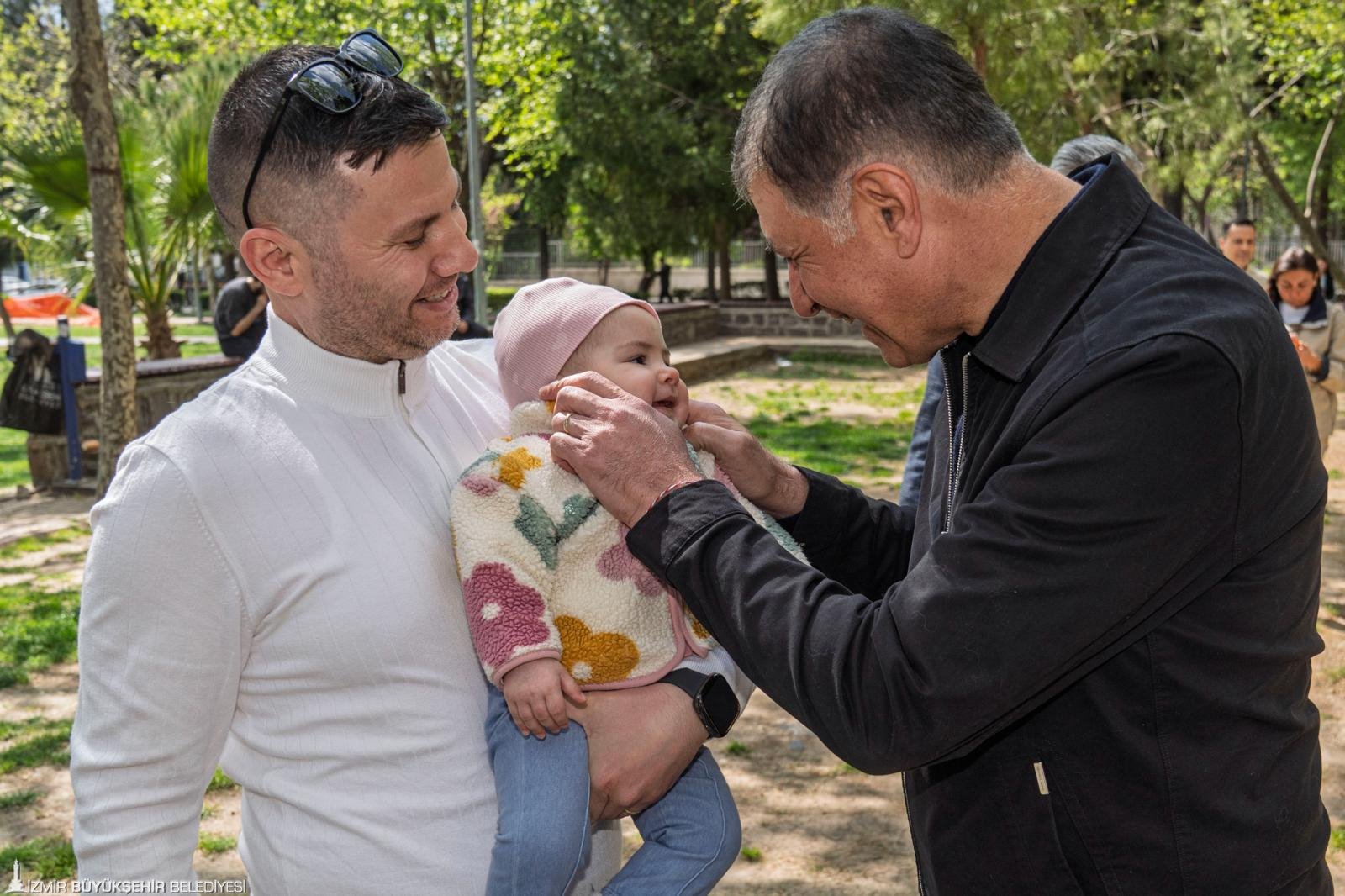 Tugay baştan aşağı yenilenen Hasanağa Bahçesi'nde: İzmirlilerle sıcak hafta sonu mesaisi