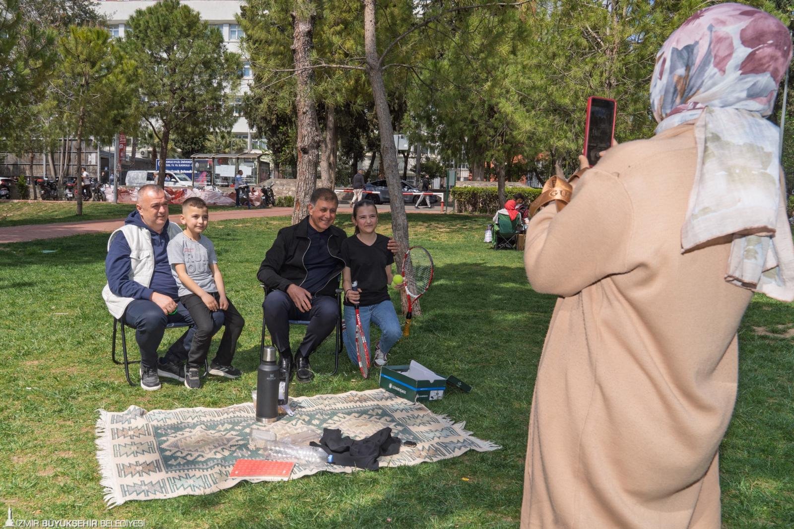 Tugay baştan aşağı yenilenen Hasanağa Bahçesi'nde: İzmirlilerle sıcak hafta sonu mesaisi