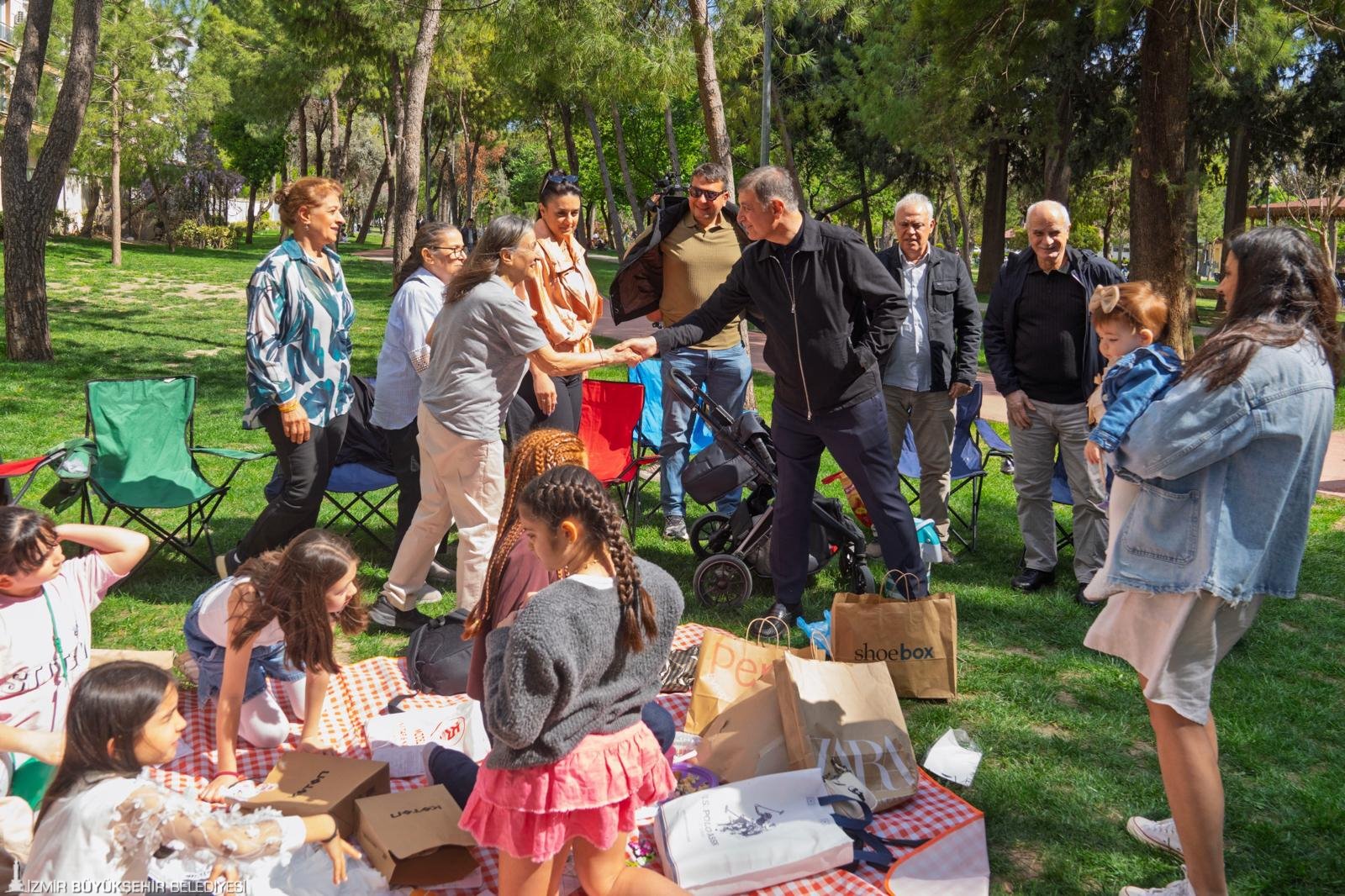 Tugay baştan aşağı yenilenen Hasanağa Bahçesi'nde: İzmirlilerle sıcak hafta sonu mesaisi