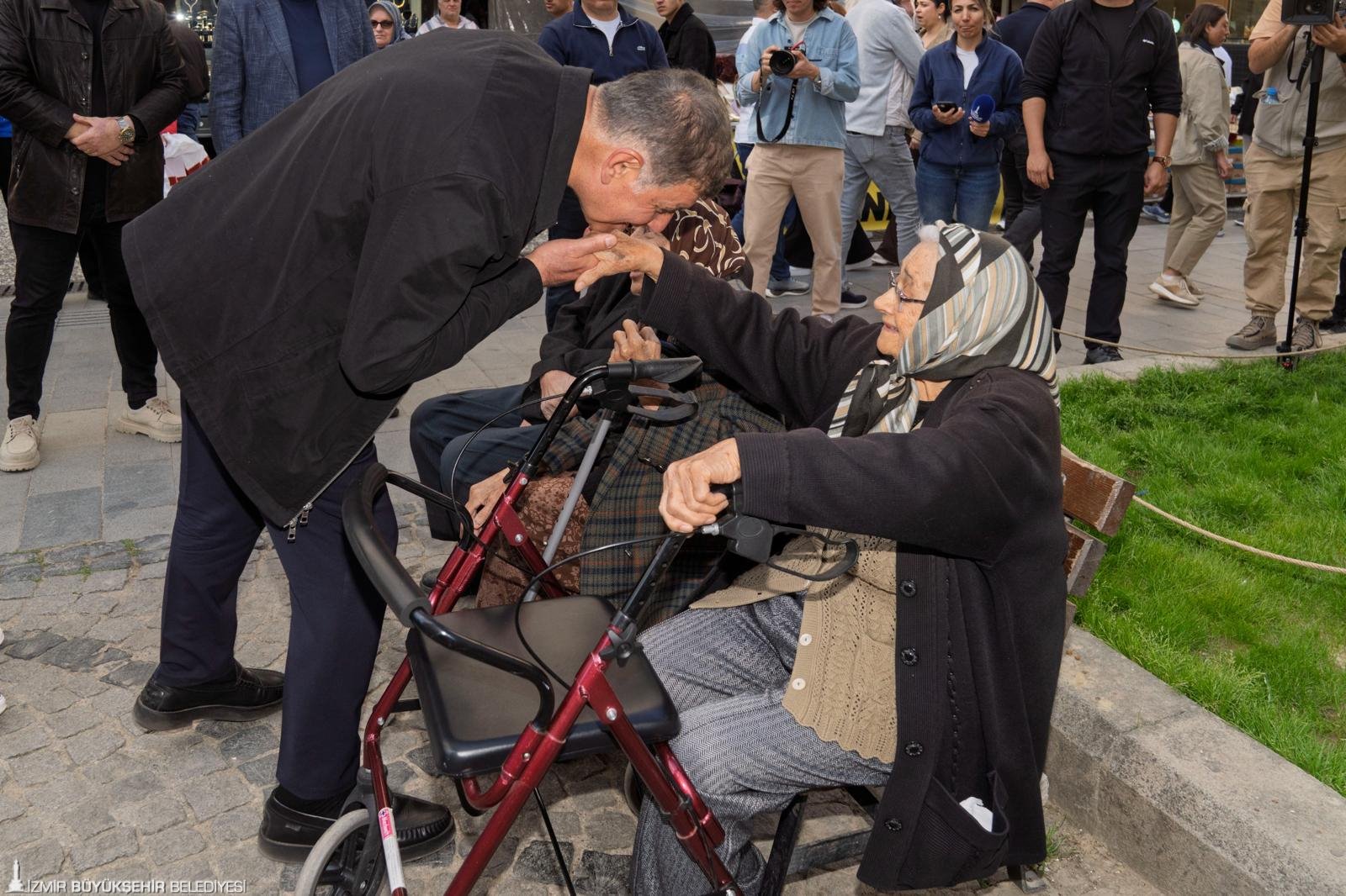 Tugay baştan aşağı yenilenen Hasanağa Bahçesi'nde: İzmirlilerle sıcak hafta sonu mesaisi