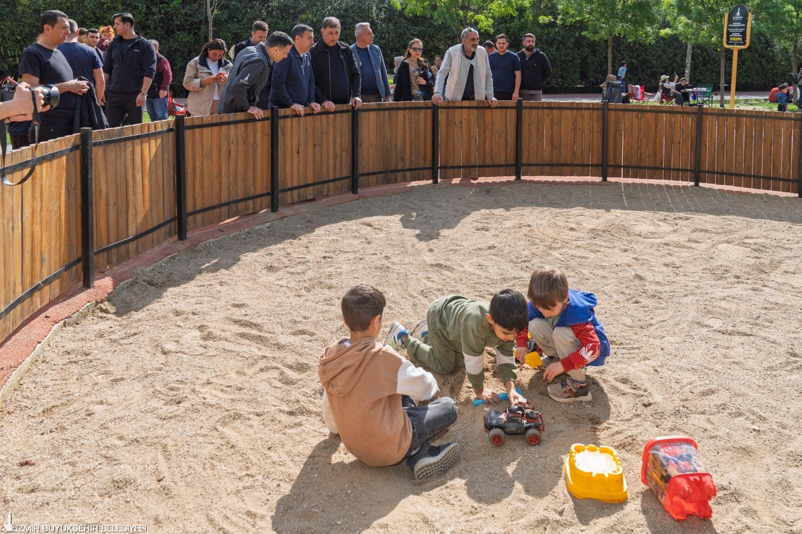 Tugay baştan aşağı yenilenen Hasanağa Bahçesi'nde: İzmirlilerle sıcak hafta sonu mesaisi