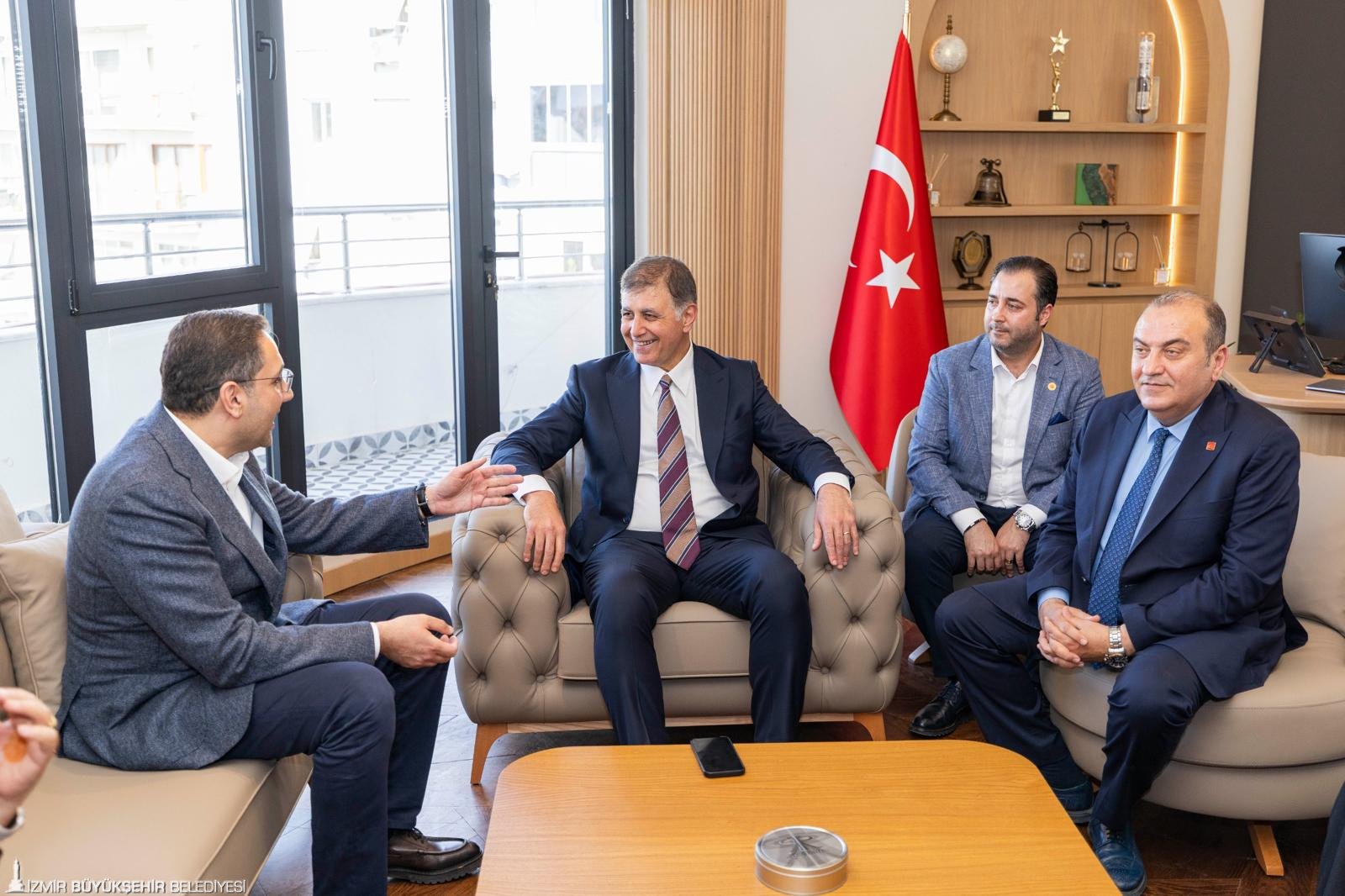 Başkan Tugay teşekkür turu için Balçova’da: 'Bir yanlışı Türkiye'ye duyurduk'