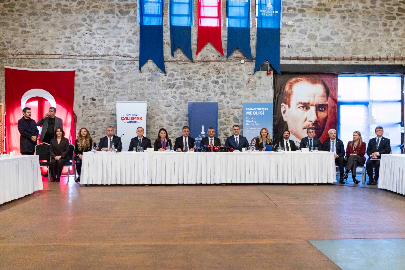 Özgür Özel İzmirli Romanlarla buluştu: 'Parlamentoda temsiliyetiniz şart'