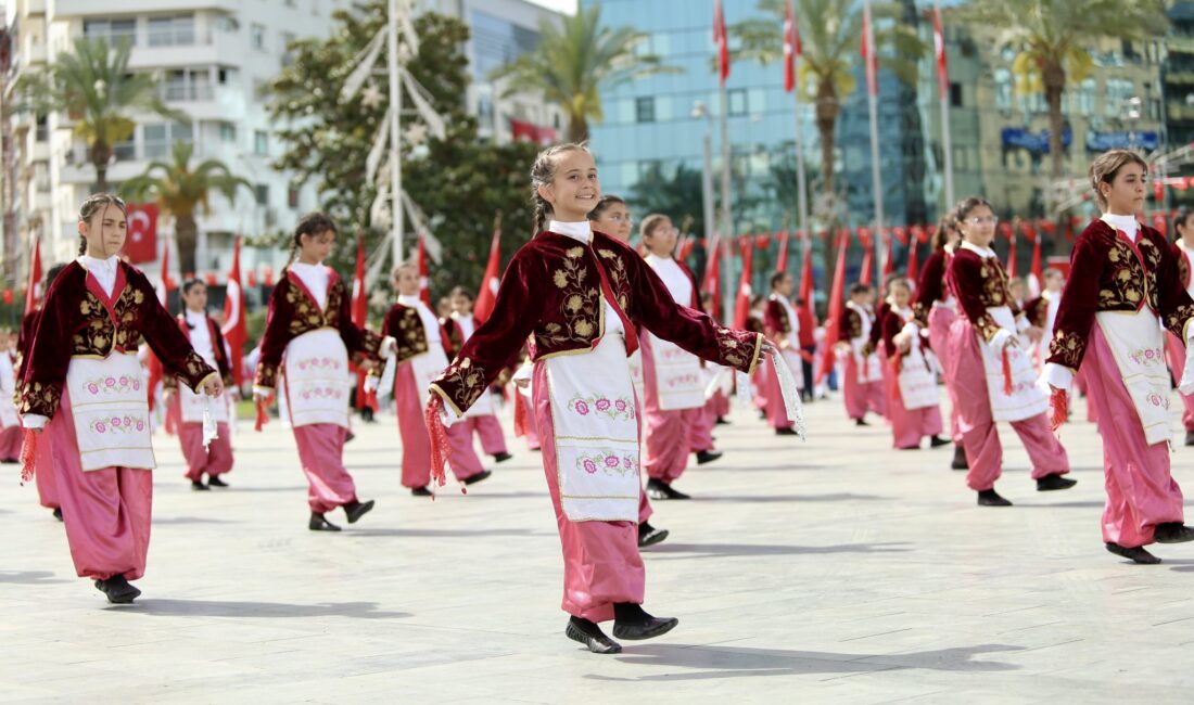 İzmir’de, 23 Nisan Ulusal Egemenlik ve Çocuk Bayramı ile Türkiye