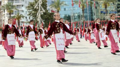 İzmir’de, 23 Nisan Ulusal Egemenlik ve Çocuk Bayramı ile Türkiye