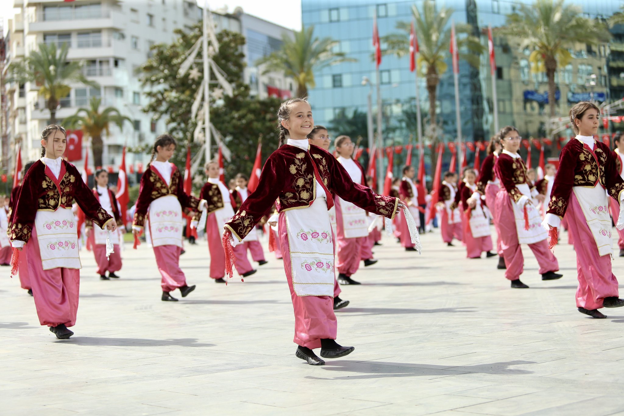 İzmir 23 Nisan'a hazır: Validen Cumhuriyet Meydanı’na çağrı!