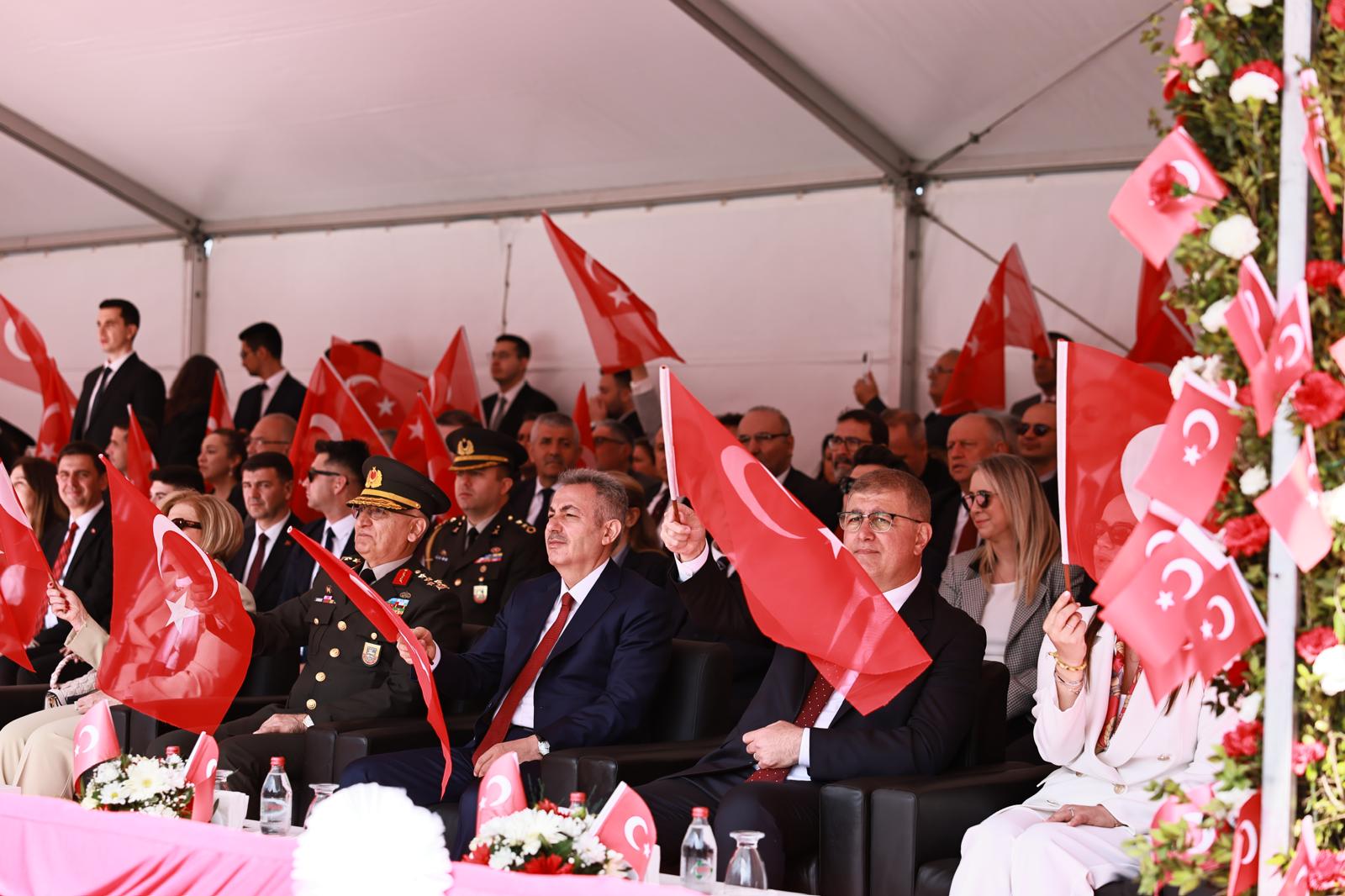 İzmir 23 Nisan'a hazır: Validen Cumhuriyet Meydanı’na çağrı!