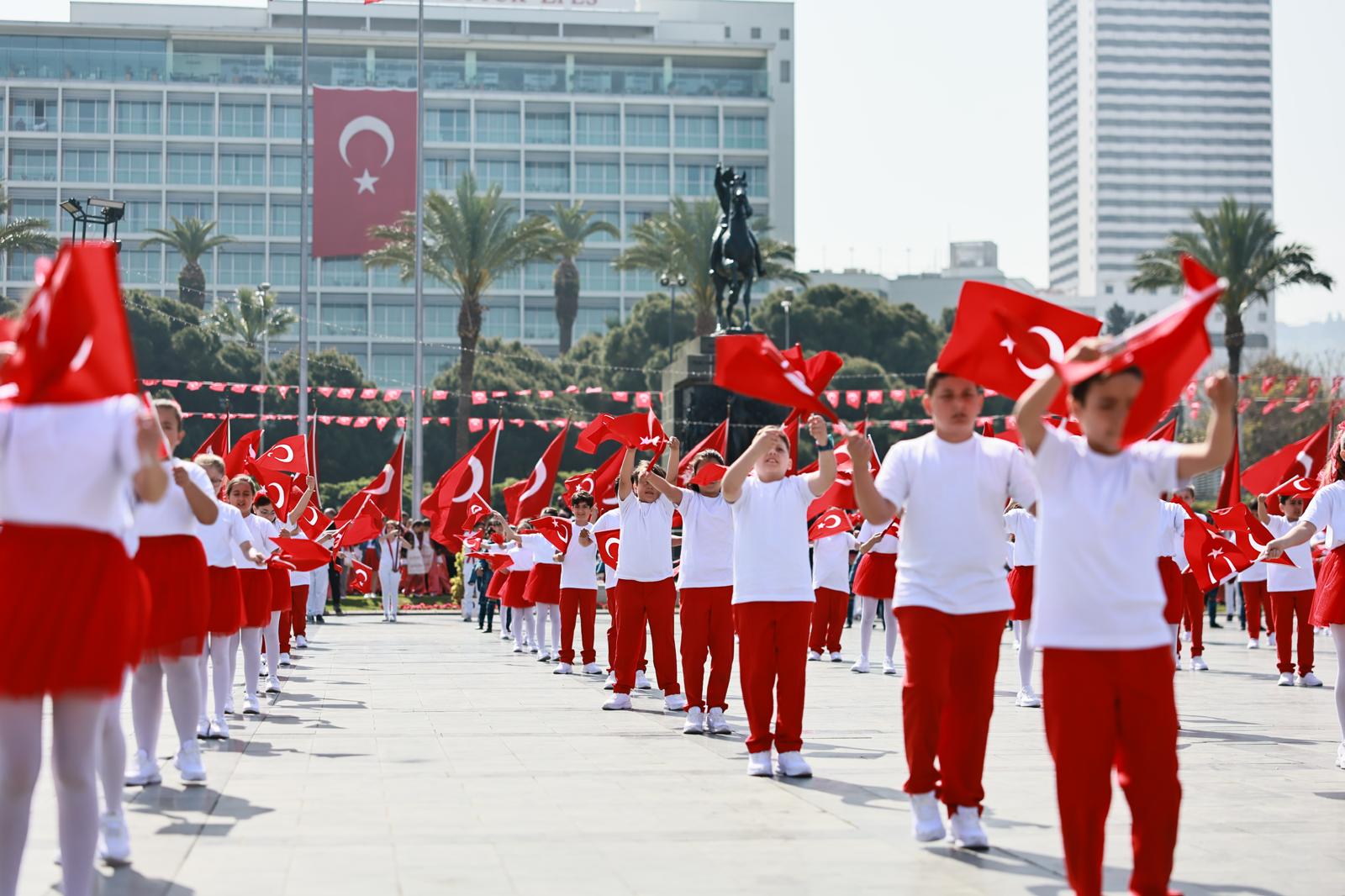 İzmir 23 Nisan'a hazır: Validen Cumhuriyet Meydanı’na çağrı!