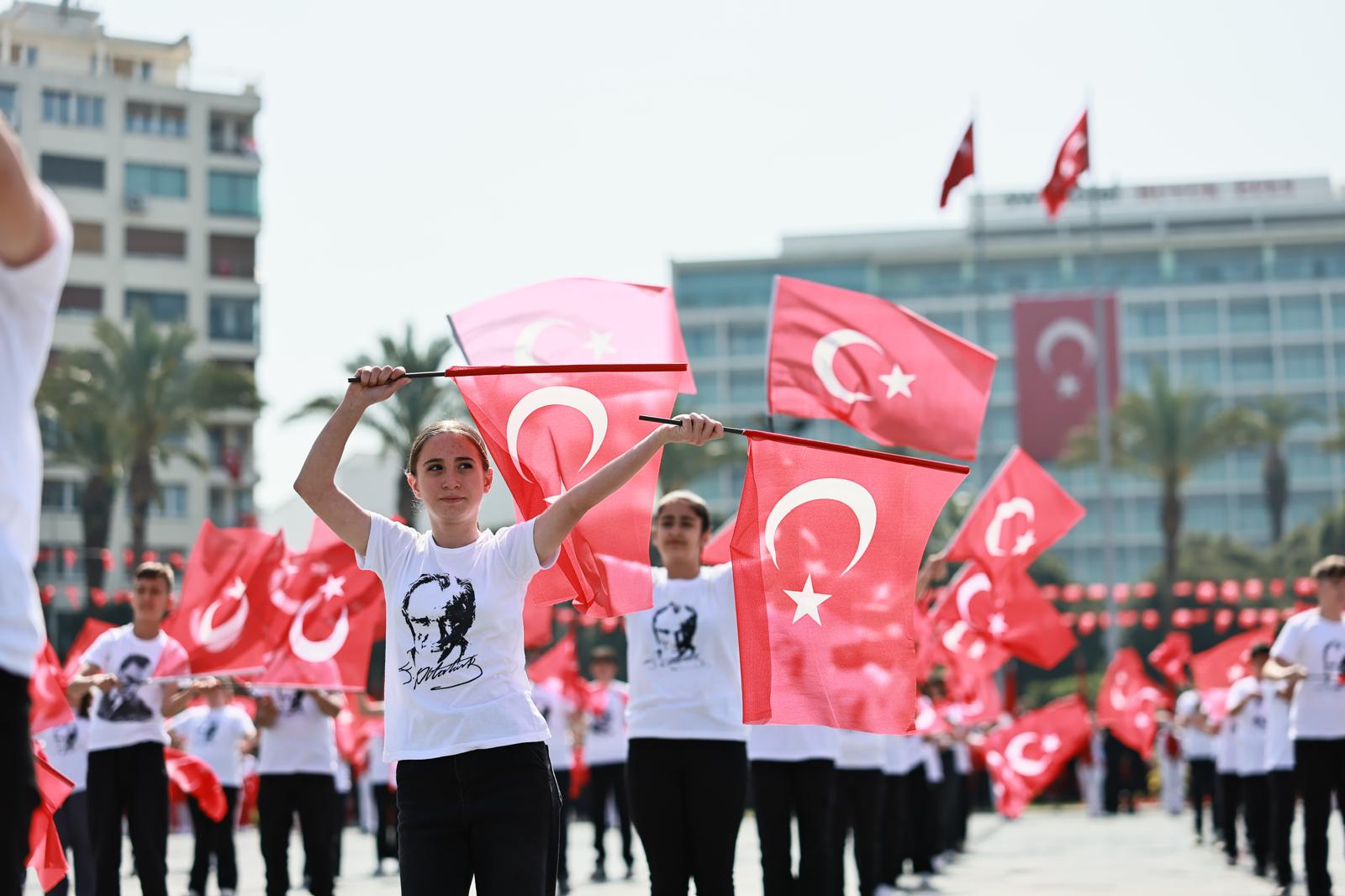 İzmir 23 Nisan'a hazır: Validen Cumhuriyet Meydanı’na çağrı!